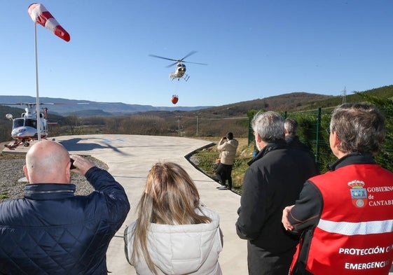 La inauguración ha contado con un simulacro de traslado de una víctima y una demostración de una descarga de agua.