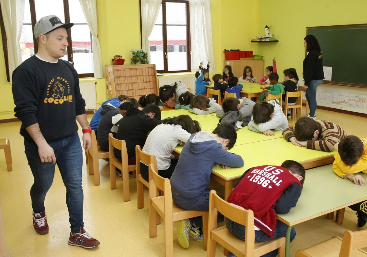 Monitores de 'Abierto en Vacaciones' juegan con los niños participantes en el programa de conciliación.