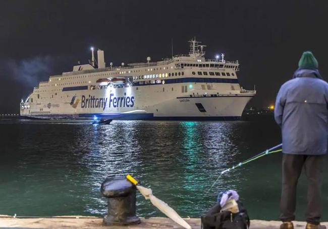 El Santoña, la última incorporación a la flota de Brittany Ferries y el primer buque operando en Santander propulsado por gas licuado, a su llegada a la ciudad