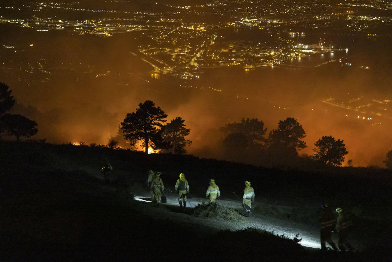 Febrero y el viento sur son cócteles peligrosos en los montes de Cantabria. Este año no fue diferente aunque el hecho de que uno de los más importantes se produjera en Peña Cabarga hizo que el problema se convirtiera en un escaparate para todo Santander y el arco de la bahía. Hasta cinco focos llegó a registrar.