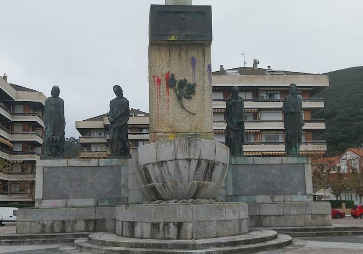 El monumento ha sido pintado con los colores de la bandera republicana.