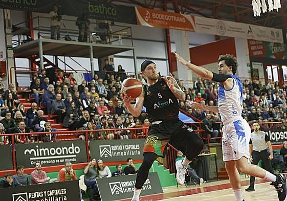 Littleson, en posesión de la pelota ante un rival del Cáceres en el Vicente Trueba.
