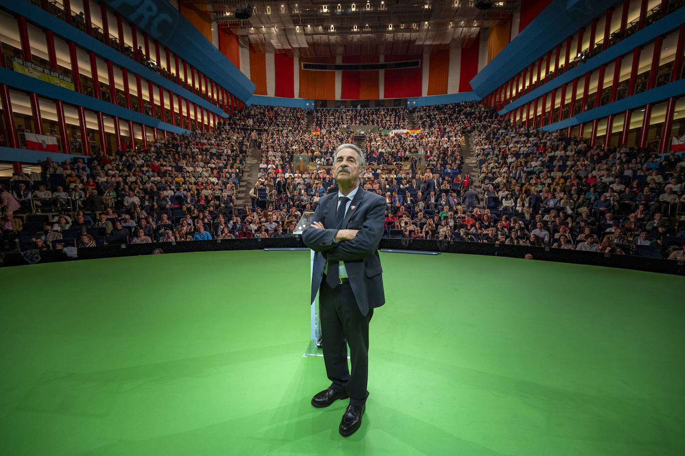 Miguel Ángel Revilla, aún presidente de Cantabria, hace campaña para las autonómicas en el Palacio de Festivales. Llenó la Sala Argenta y hasta 200 personas se quedaron fuera. En la imagen, el líder del PRC sólo en el escenario con la platea llena. ¿Intuiría qué le deparababan las elecciones?