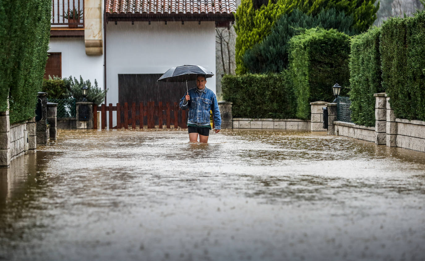 El martes 17 de enero saltaron las primeras alarmas.El agua acumulada en la calle por las intensas precipitaciones ya amenazaba los vehículos que estaban aparcados a las puertas de las casas. Tras la noche, el agua llegaba por la cintura y algunos vecinos se quedaron encerrados en el interior a la espera de que mejorara la situación. En la foto Alfonso Santamaría, vecino de Liendo, sale de su casa inundada tras ver el alcance de los destrozos