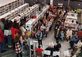 Concierto en directo en una biblioteca llena de público.