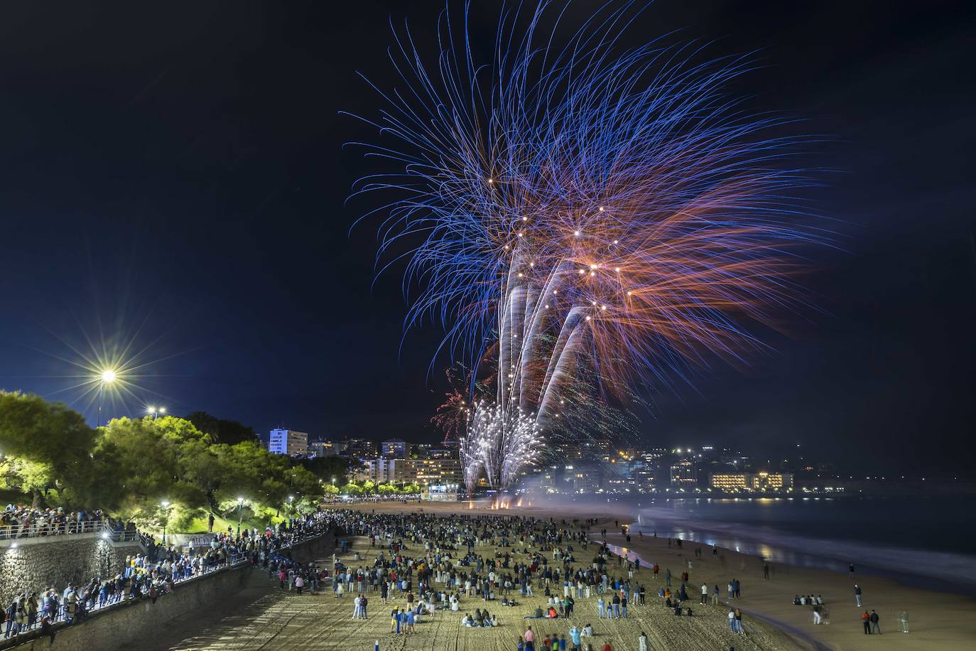 Los fuegos artificiales por el Día de Santiago son un clásico del verano santanderino, pero no por habituales dejan de sorprender año tras año y provocar imágenes de portada