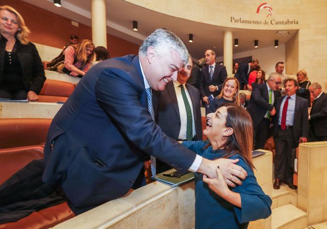 El consejero de Economía, Luis Ángel Agüeros, fue el encargado de defender un Presupuesto. En la imagen, momento en el que la presidenta le saluda.