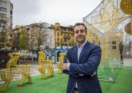 El concejal de Tursimo y Dinamización Social, Francisco Arias, en la plaza del Ayuntamiento de Santander.