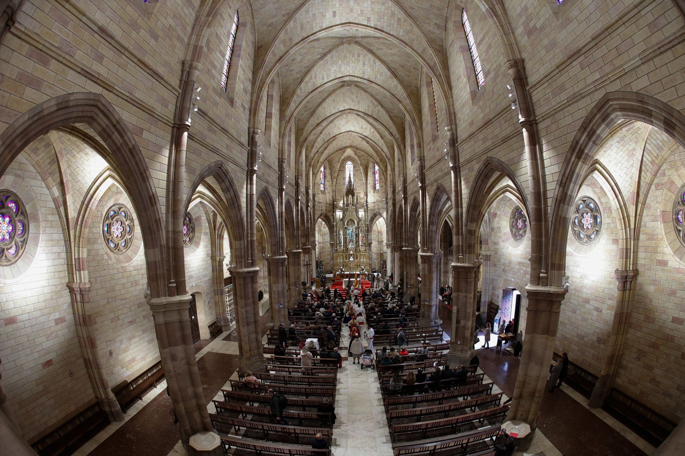 El interior del templo se muestra ahora más luminoso y acogedor.