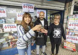 En la administración 69095, frente a la Segunda Playa de El Sardinero, sus propietarios, Patricia Pérez y Carlos Díaz, celebran el quinto premio.