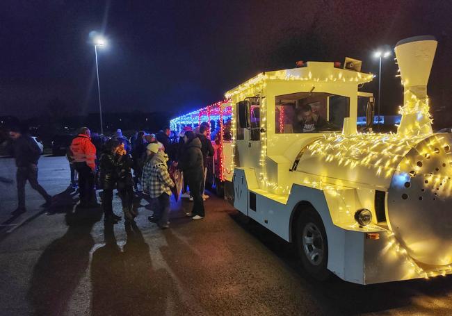 Ayer, primer día de funcionamiento, hubo colas para subirse al trenecito navideño.