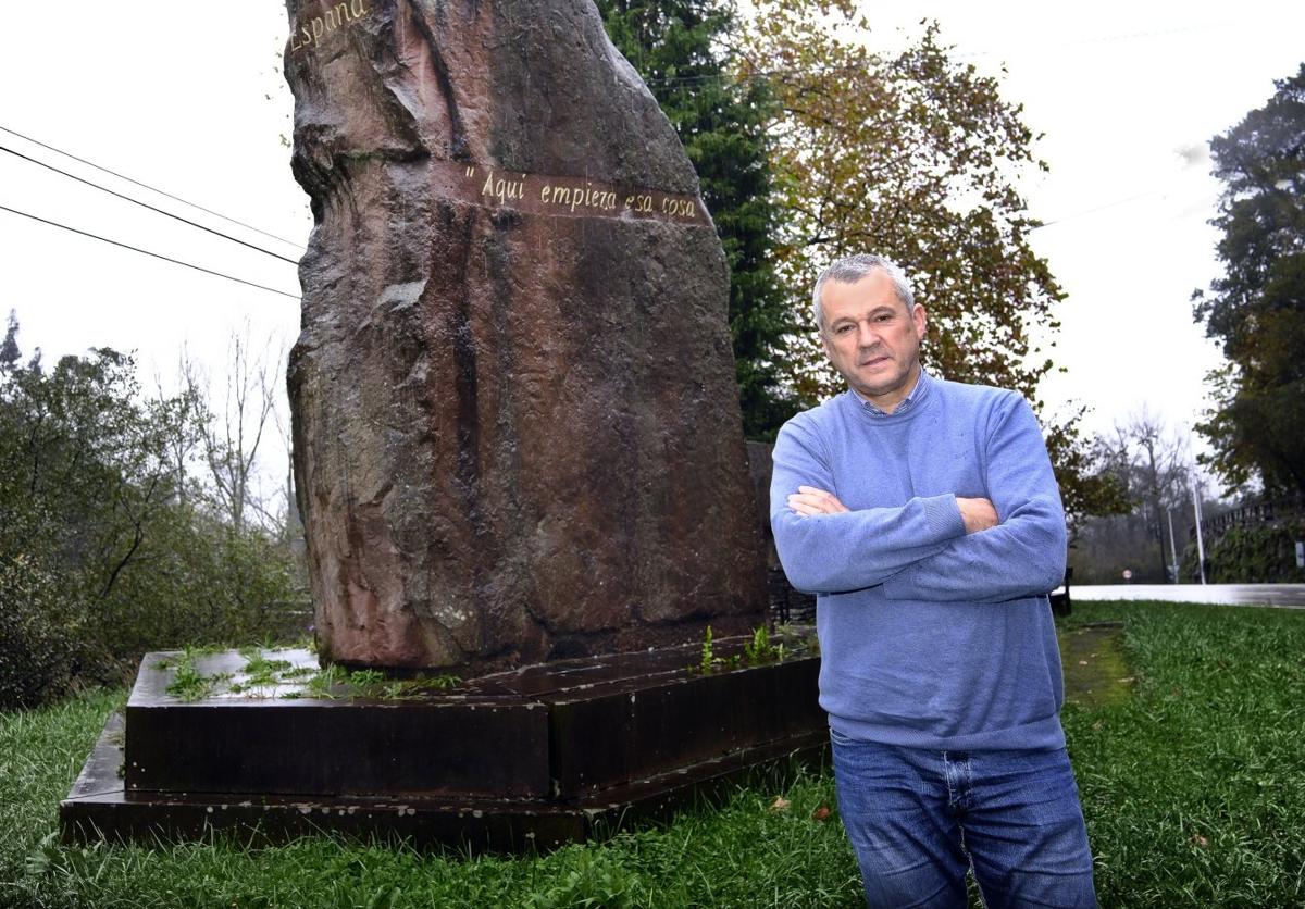 Francisco Javier Camino ante el Monumento a los Foramontanos.