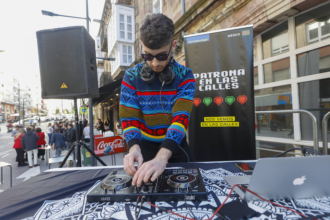 Un DJ actúa en la calle Julián Ceballos.