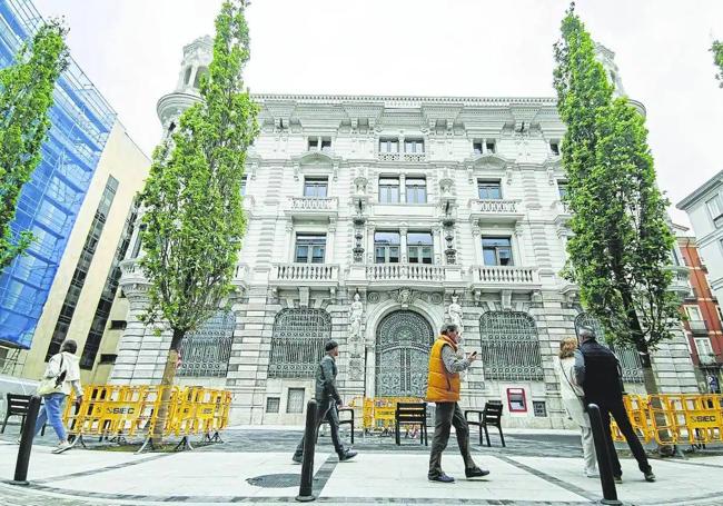 El antiguo inmueble que albergó el Mercantil y Banesto, ya reformado, y el entorno de la calle santanderina Hernán Cortés