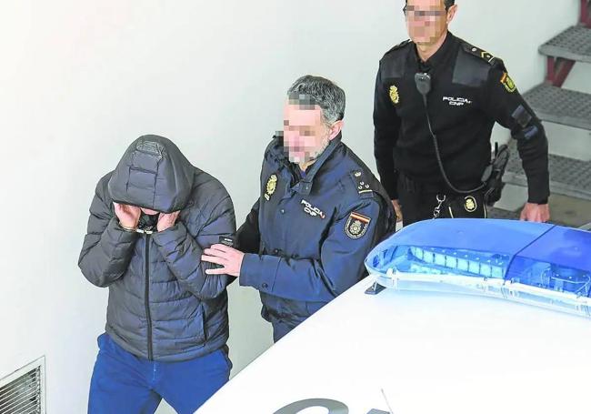 Miguel Ángel Diez es trasladado, el 24 de febrero, por dos agentes de la Policía tras prestar declaración.