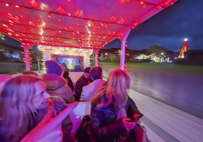 Vecinos disfrutan desde el tren de la iluminación de las casas de Quijano.