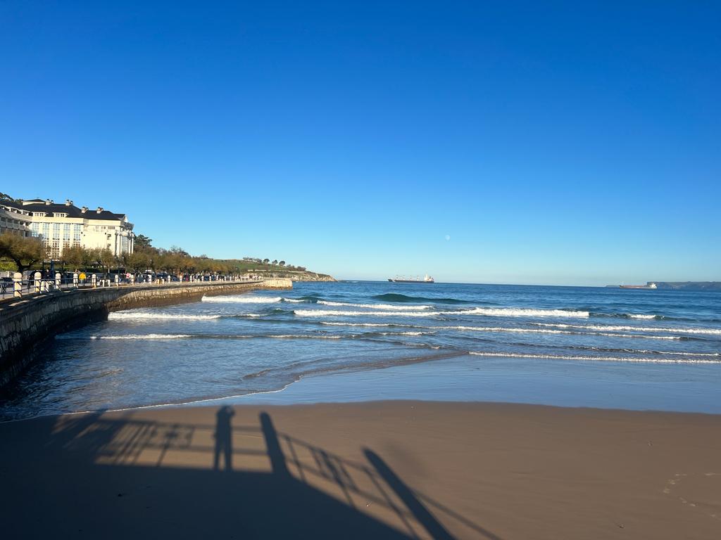 Este paseo comienza por la zona de El Sardinero próxima al Chiqui. La buena temperatura y el cielo despejado ha animado a muchos a dar un paseo por la costa, lejos del bullicio de las calles del centro donde se celebraba la Tardebuena.