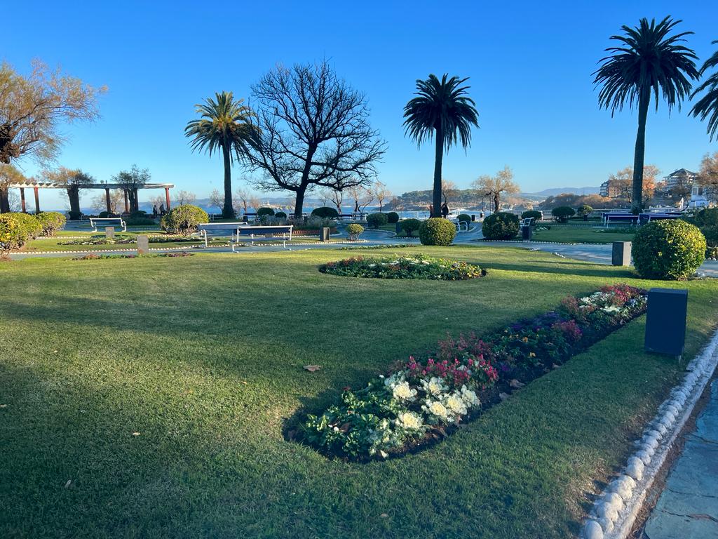 Uno de los elementos más valorados de los Jardines de Piquío es el monumento de la Bola del Mundo, que actualmente se encuentra en el segundo nivel del parque -bajando las escaleras hacia el área más cercana al mar-, aunque ha pasado por otras ubicaciones. Pero no estuvo ahí desde el primer momento, sino que llegó en los años 30. La particularidad de este elemento es que su eje es paralelo al de la Tierra, lo que permite saber con solo observarla en qué parte del mundo es de día y dónde es de noche. Este monumento se restauró en 2010 y volverá a rehabilitarse integralmente con las obras que están por adjudicarse.