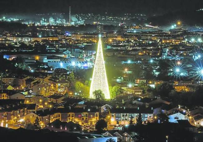 Vista nocturna del árbol de Cartes.