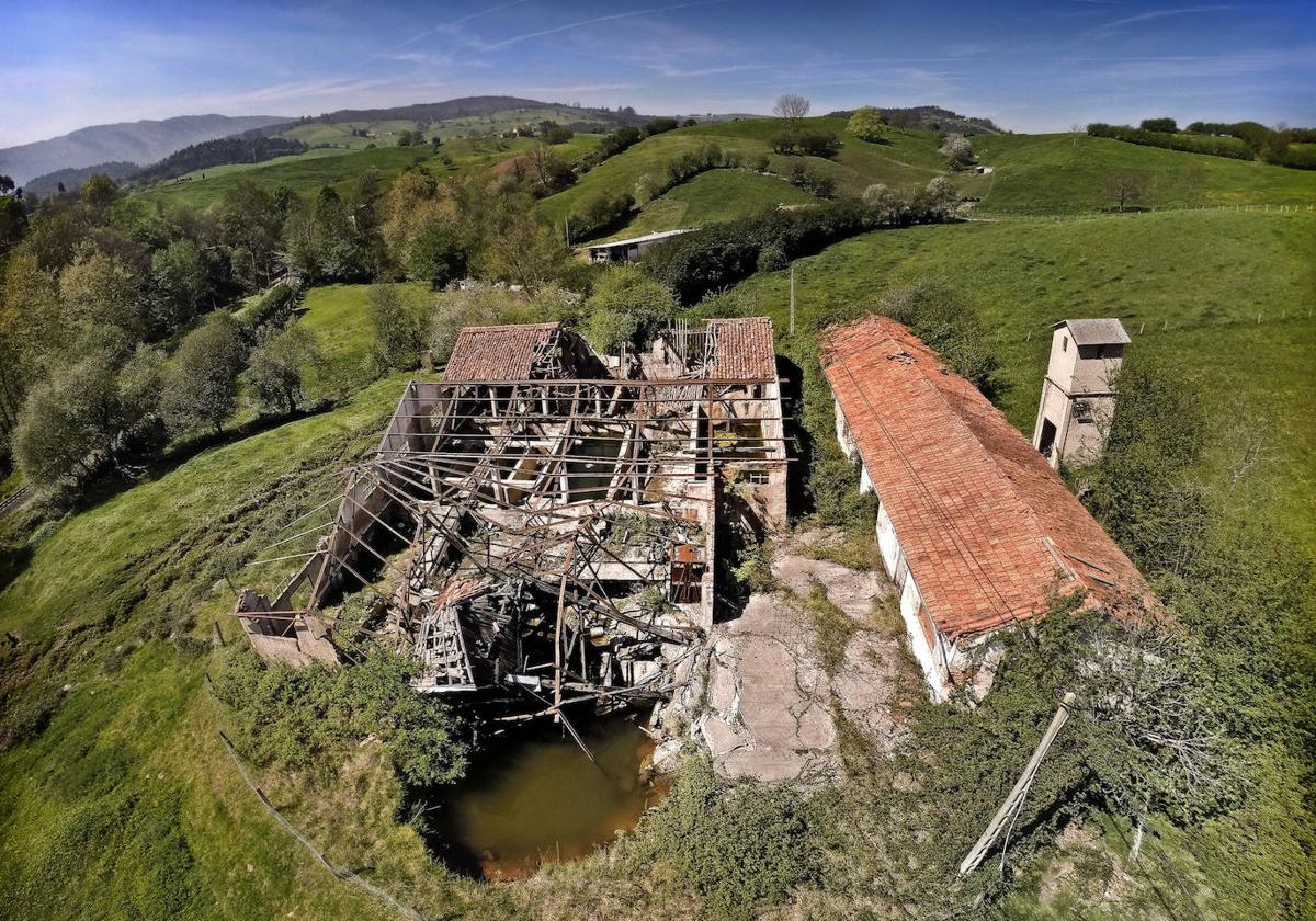 Restos del antiguo pozo-mina de Tresano.