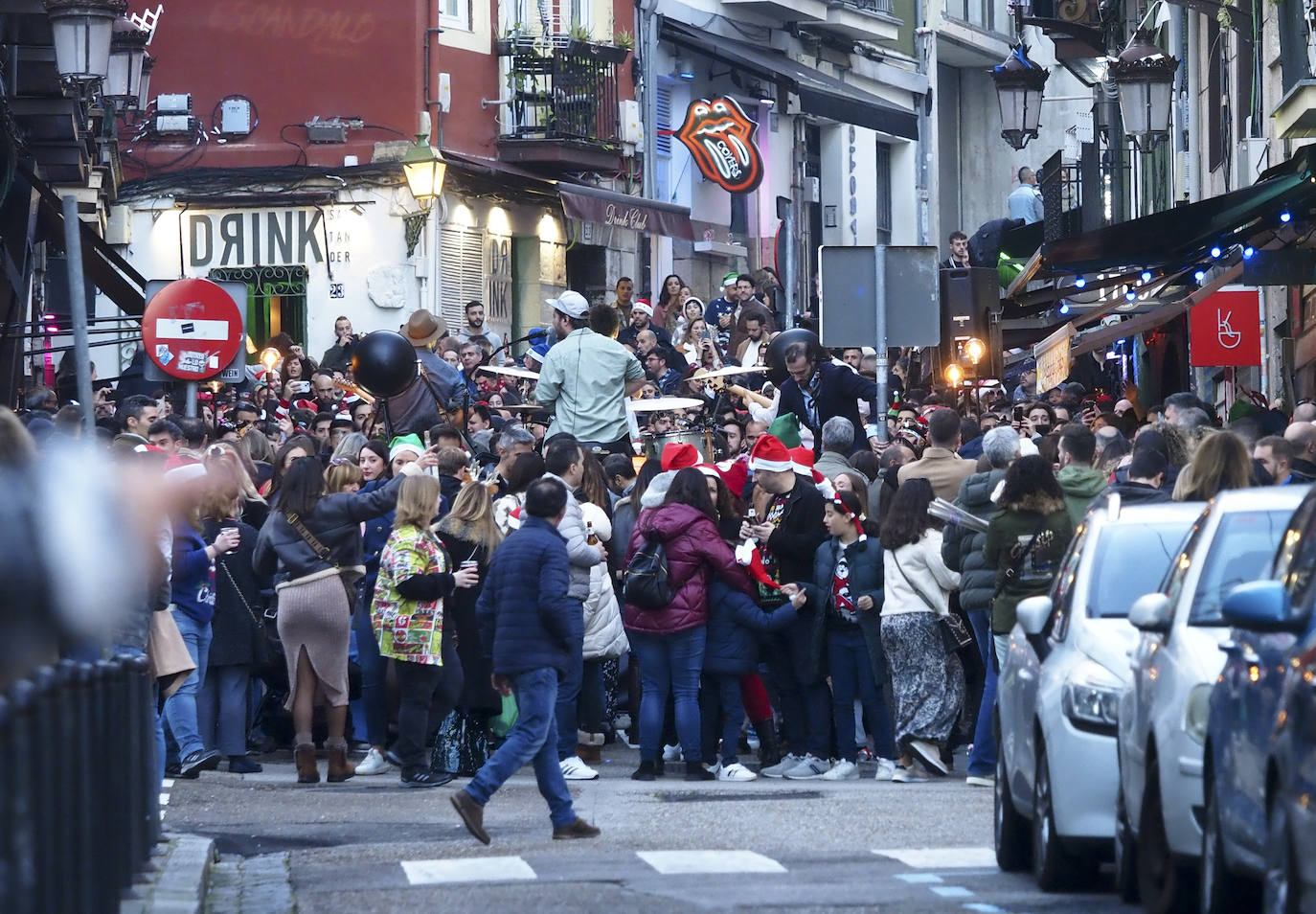 La banda cántabra de versiones 'The Chulos' amenizó la 'tardebuena' en la calle del Río de la Pila.