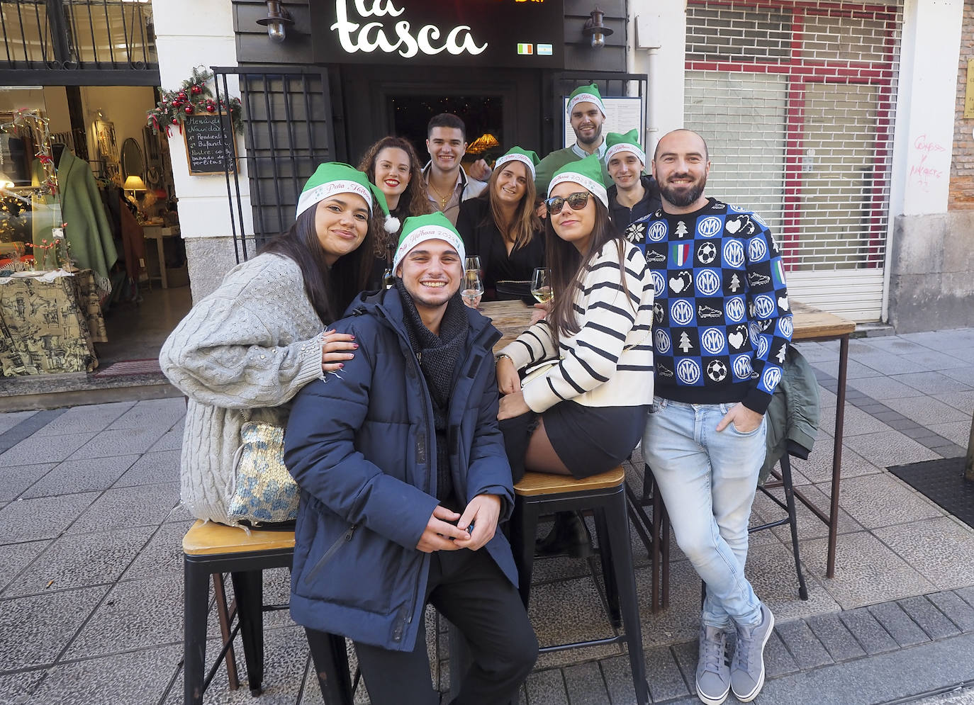 Un grupo de amigos posa en el exterior de La Tasca, a la hora del vermú.