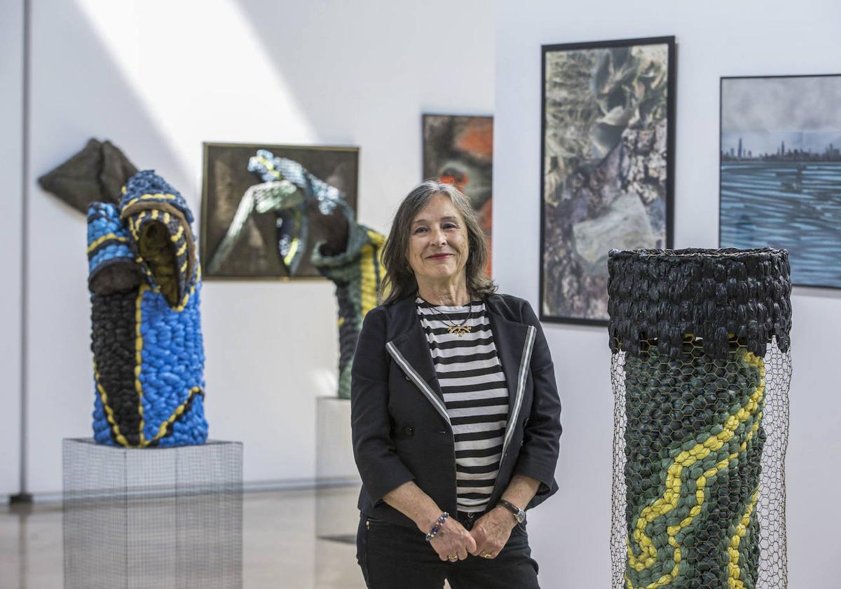 La artista, pintora y escultora, que ha combinado la docencia y la creación, suma a su obra pública una profusa actividad expositiva.