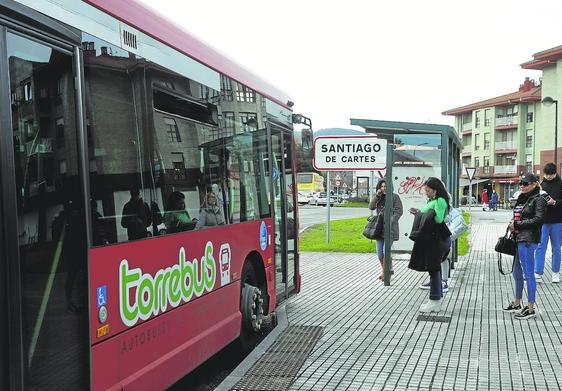 El Torrebús ha puesto ya en servicio la conexión entre Torrelavega y Cartes, demandada durante muchos años