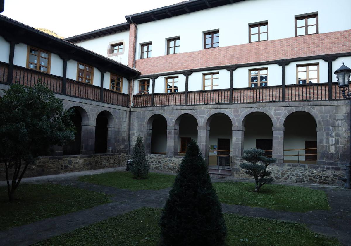 Las puertas y ventanas del convento han sido renovadas.