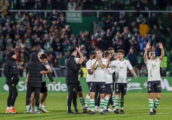 Los jugadores del Racing se despiden de la afición en El Sardinero al acabar un partido. El capitán, Íñigo Sainz-Maza, aplaude a la derecha.