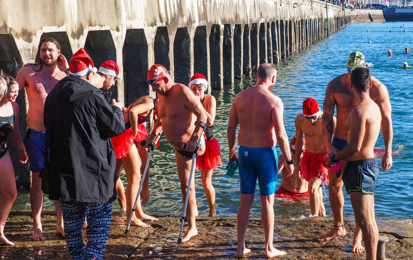 Aficionados a la natación que se animaron ayer en Santander