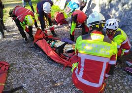 Momento en el que los agentes de Emergencias colocan al herido en una camilla para subirle al helicóptero.