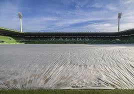 Imagen de la manta térmica que cubre el césped de El Sardinero durante estos días.