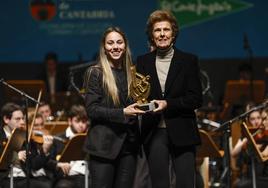 Athenea del Castillo, mejor deportista internacional, recibe su premio de manos de Beatriz Pellón, concejala de Deportes de Santander.