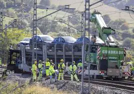 Imagen del tren de mercancías que descarriló el pasado mes de octubre en Lantueno y provocó problemas en la circulación hacia la Meseta.