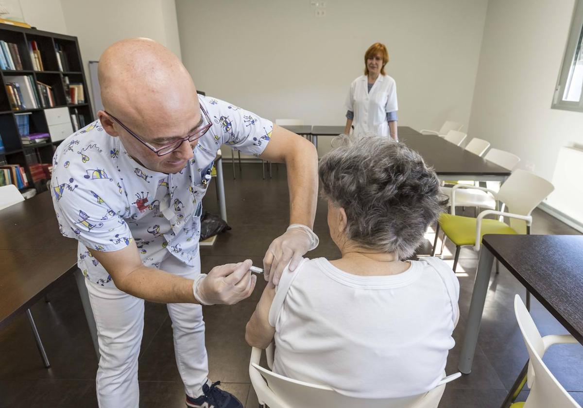 Un enfermero de El Sardinero administra una vacuna en una residencia de mayores.