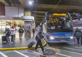 Viajeros en la estación de autobuses de Santander. roberto ruiz