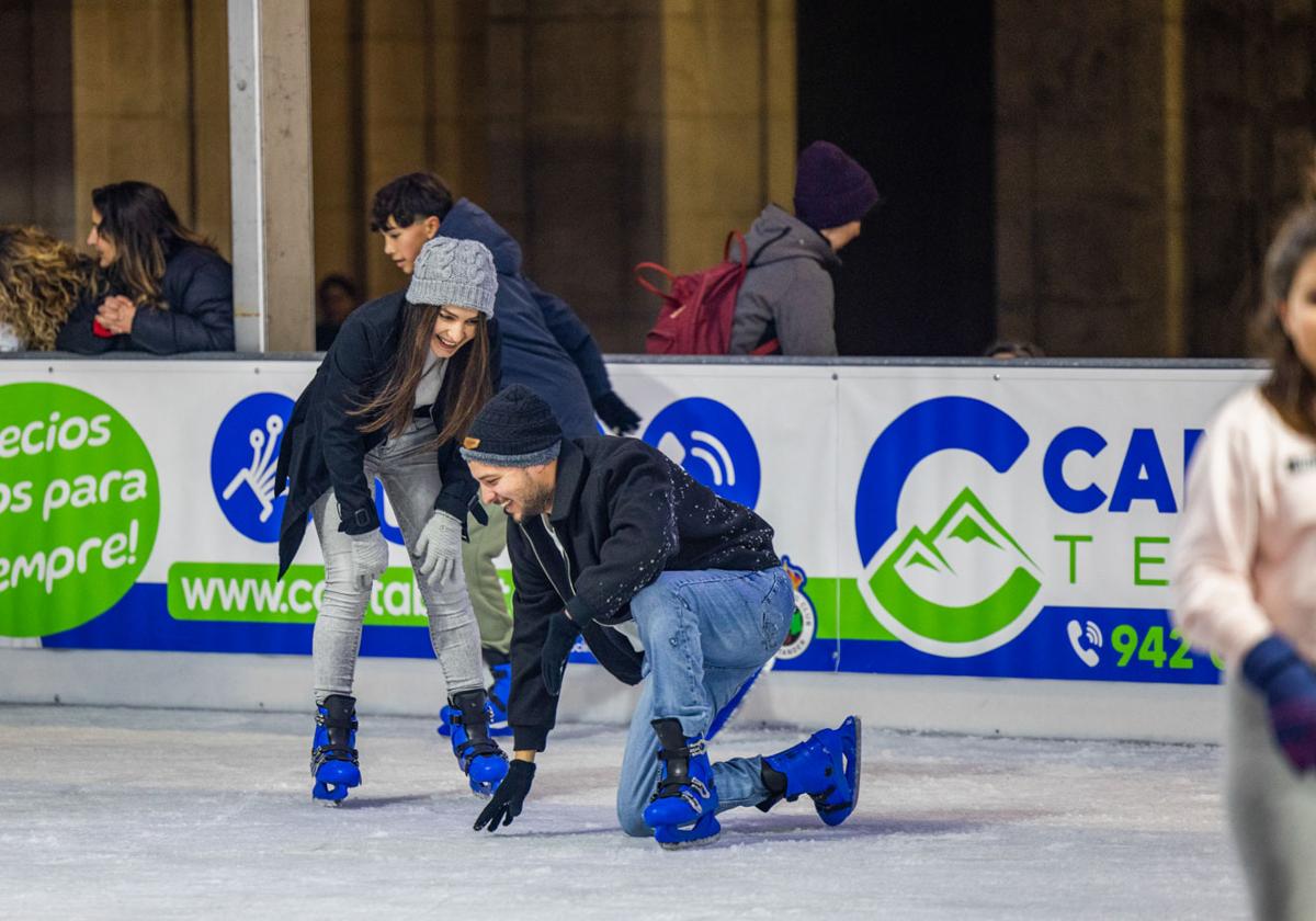 Las caídas dan mucho juego entre los que se estrenan sobre el hielo.