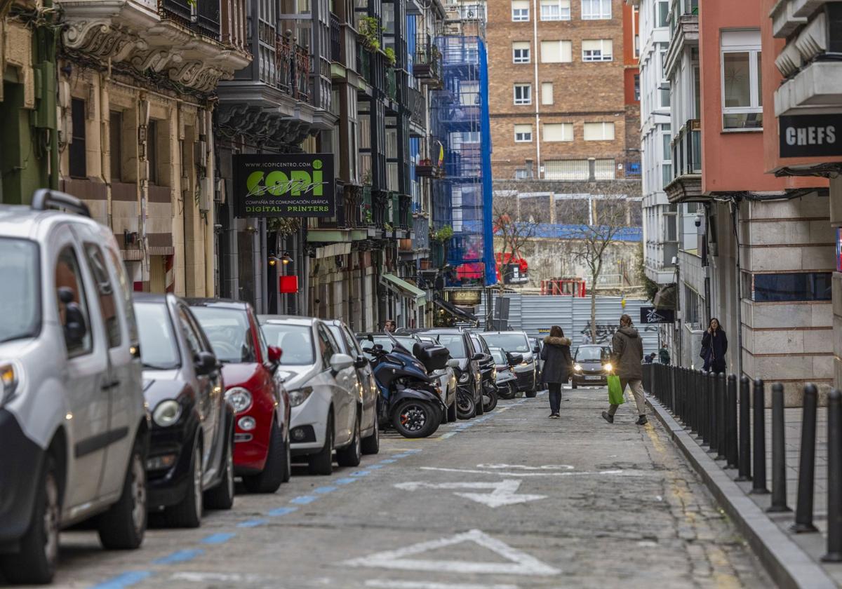 Vista de la calle Bonifaz, en el centro de Santander, que el Ayuntamiento pretende semipeatonalizar.