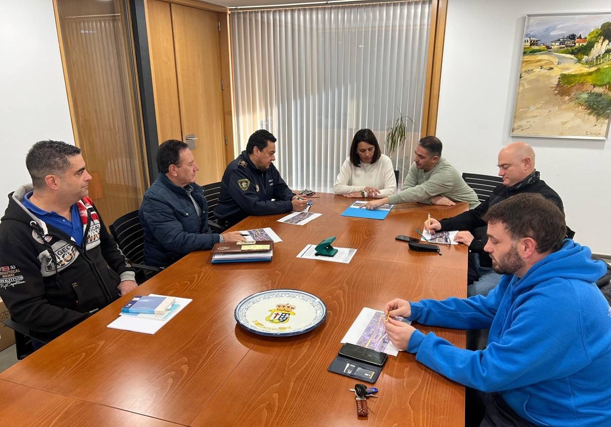 La alcaldesa, Carmen Pérez, durante la reunión de seguridad mantenida con los efectivos del Cuerpo de Policía Local previa a la prueba