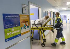 Entrada de una paciente, trasladada por el 061, a la sala de triaje de Urgencias de Valdecilla.