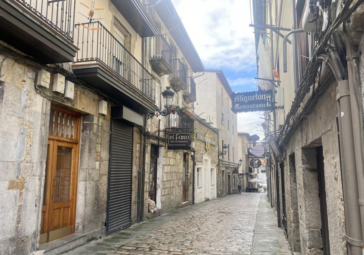 Una de las calles de la Puebla Vieja de Laredo con muchos locales vacíos.