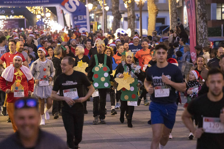 Los disfraces fueron protagonistas en la San Silvestre de Torrelavega.