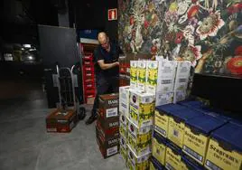 Un trabajador transporta cajas de bebidas alcohólicas a la discoteca Kroker, en Torrelavega