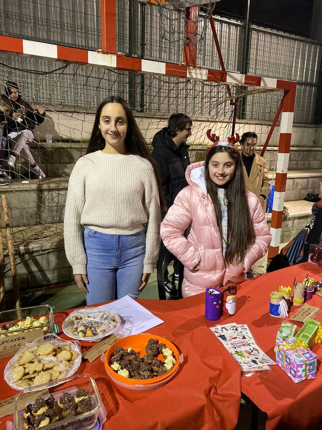 Estas dos chicas disfrutan de la tarde de mercadillo, bingo y merienda. 