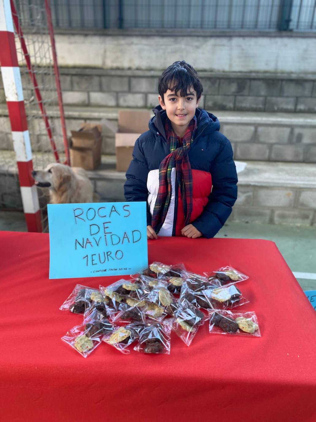 Uno de los niños de Luena que participó en el mercadillo vendiendo piedras de Navidad a un euro. 