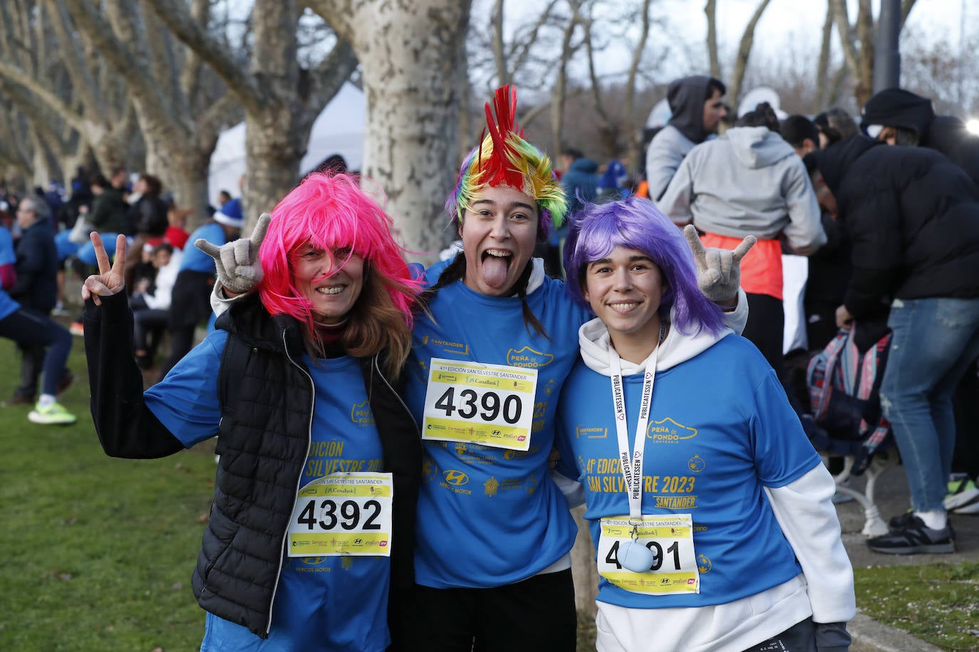 Las pelucas de mil colores son otro clásico de la San Silvestre.