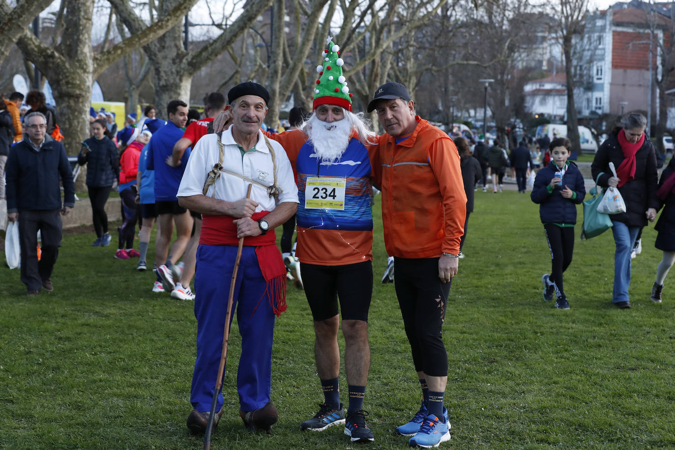 Disfraces navideños y atuendos típicamente cántabros posan en el parque de Mesones. 