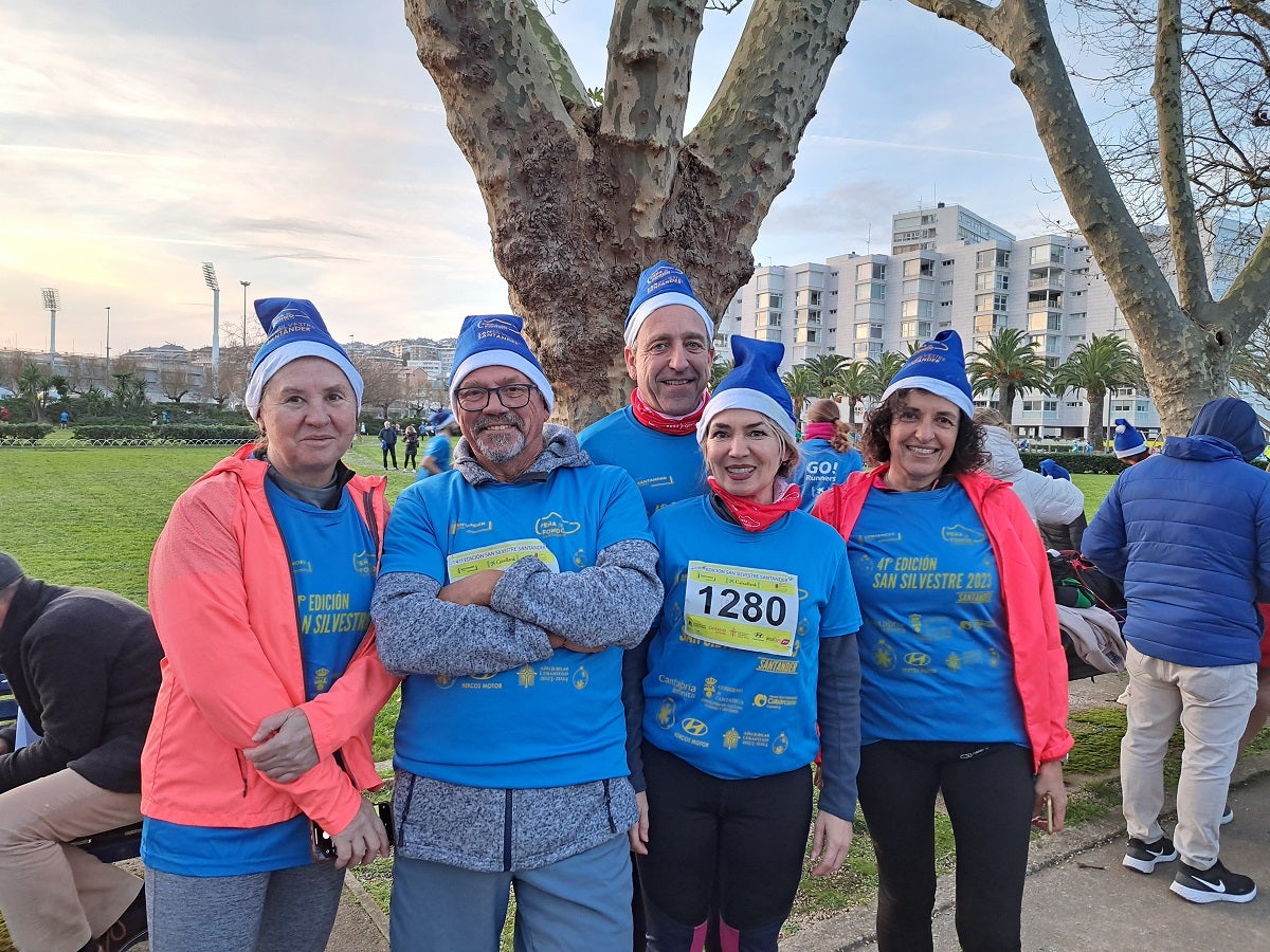 Un grupo de participantes posa antes de la salida, junto al parque de Mesones.