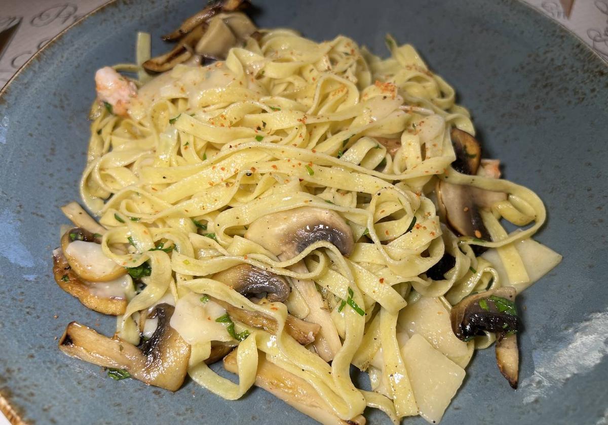 Tagliatelle con salsa marinera y champiñones.